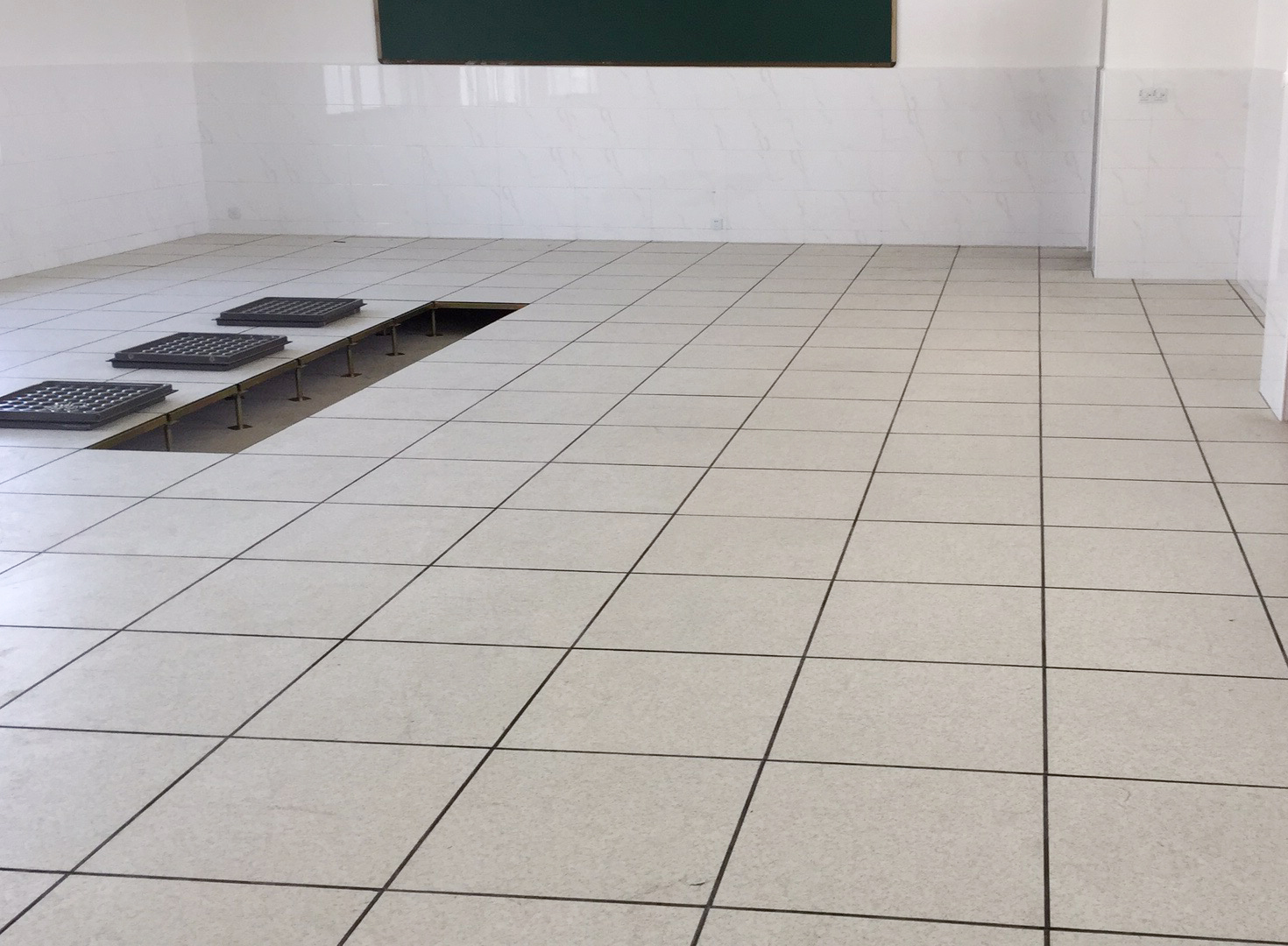 学校多媒体教室防静电地板选型建议